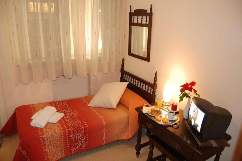 Hostal Los Infantes Salamanca Room photo